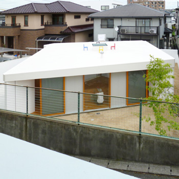 菱形の間取りでオープンに暮らす建築家の両親が暮らす家