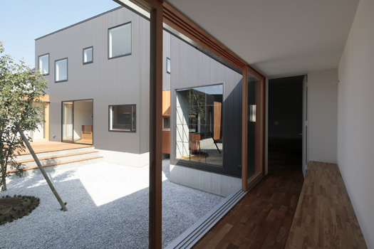 五棟を空中廊下でつなぐギャラリーハウス